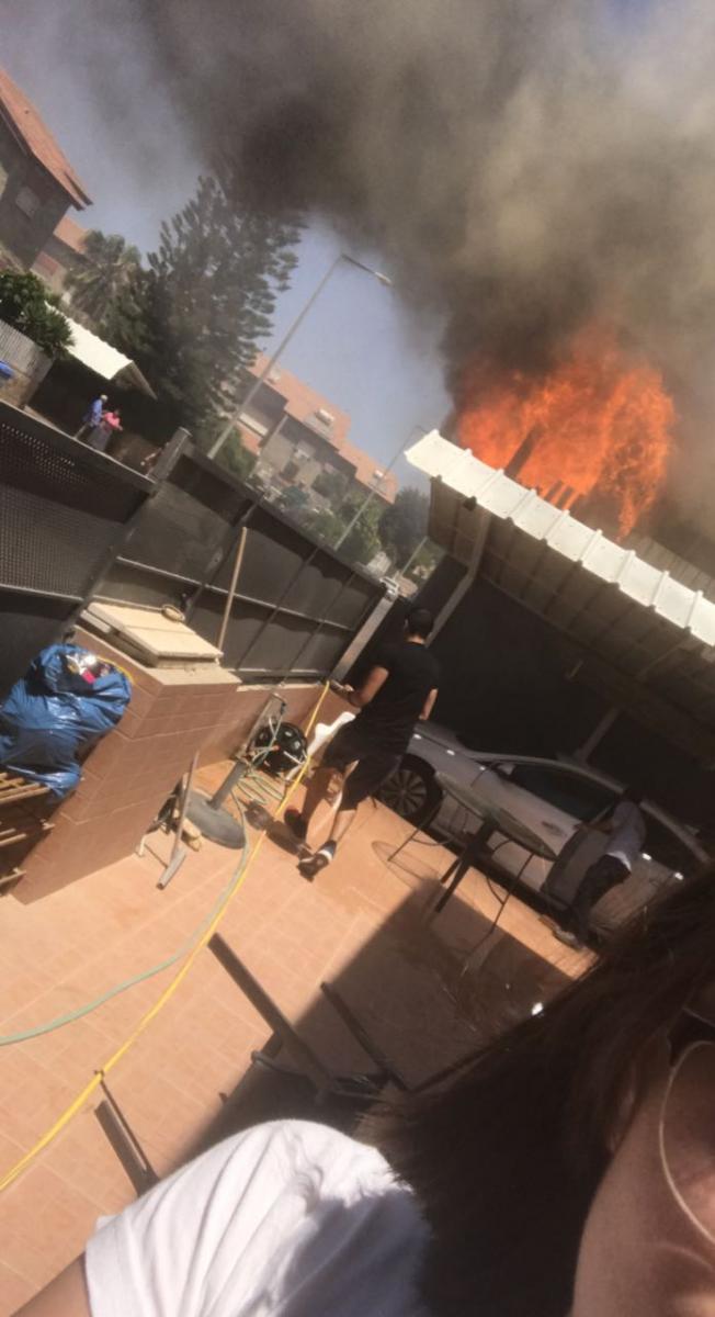 תיעוד דרמטי: הלהבות אוחזות בבניין, דיירים בתים סמוכים נמלטים (צילום: אליה יפרח)